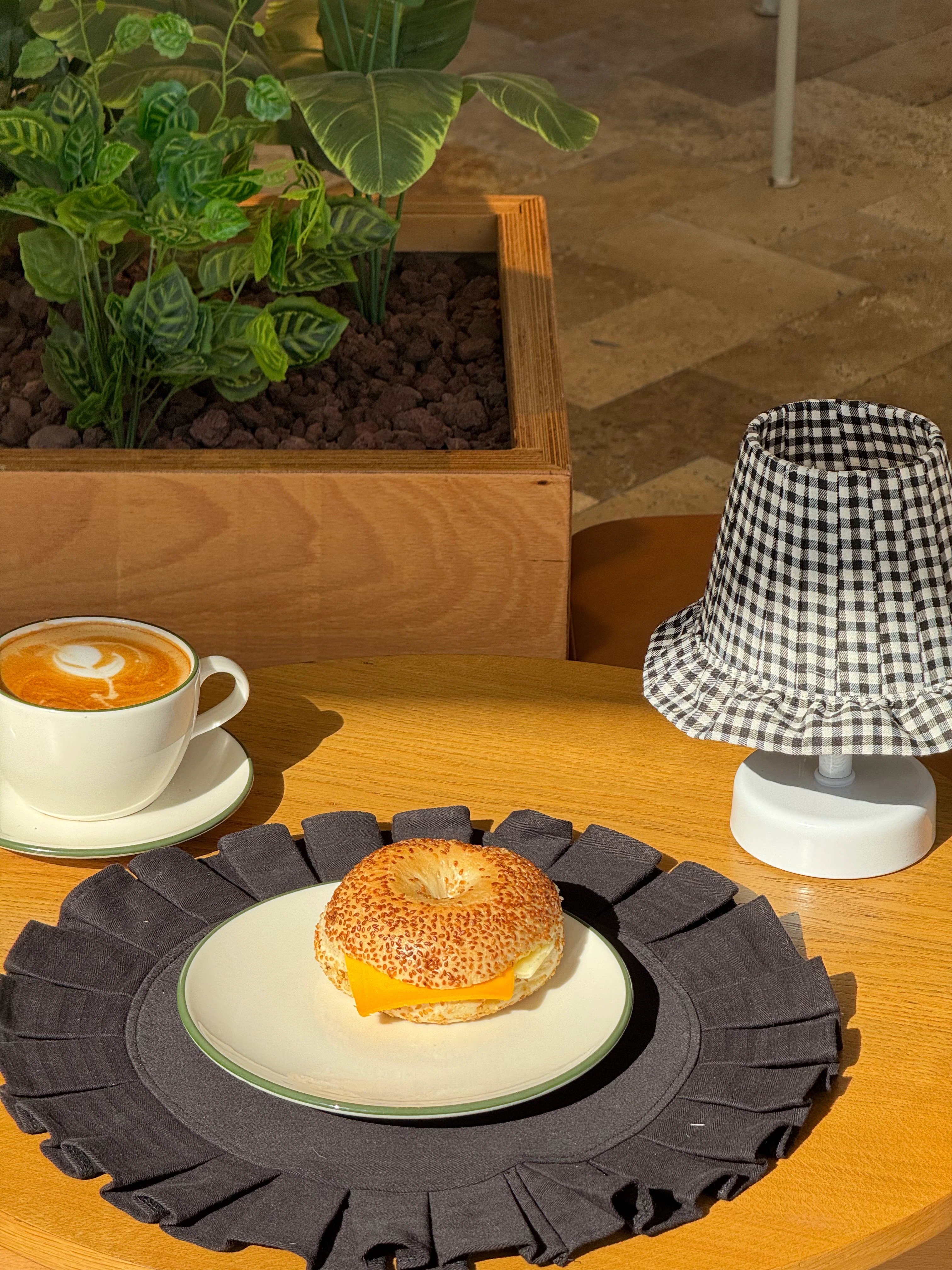 Siyah Pötikare Desen Kumaş Beyaz Ayaklı Kablosuz Pilli Gece Masa Lambası